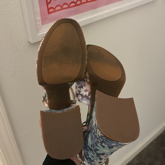 GB Ulti-Mate Floral Rhinestone Platform Sandals - Picture 3 of 5